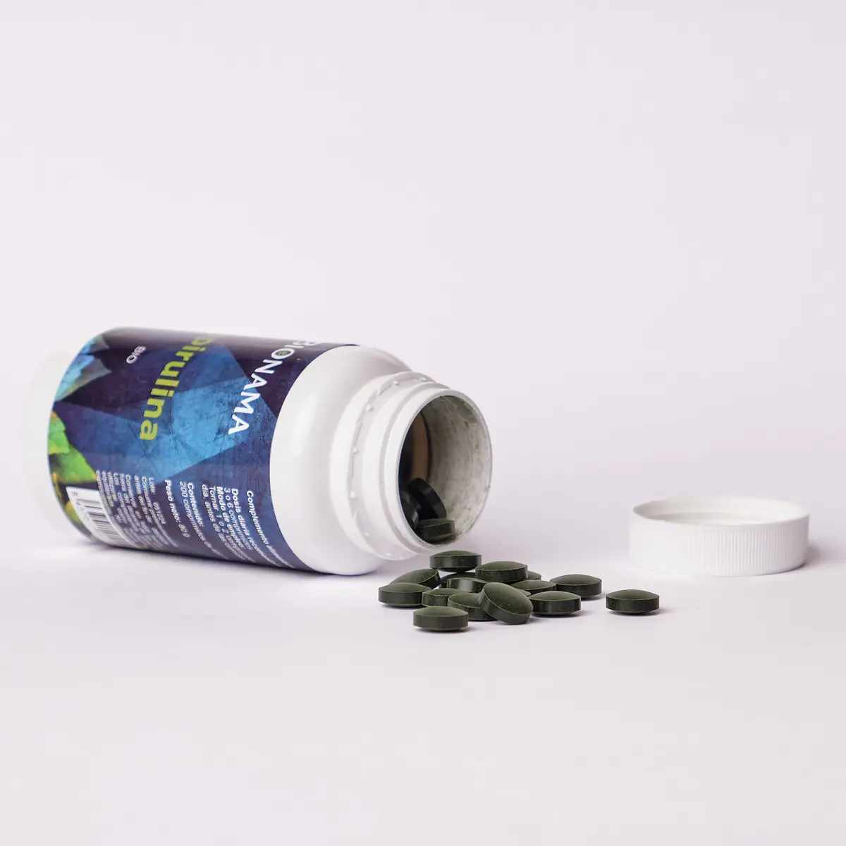 Envase abierto de comprimidos de Espirulina Bionama, un potente remineralizante para tu bienestar y salud.